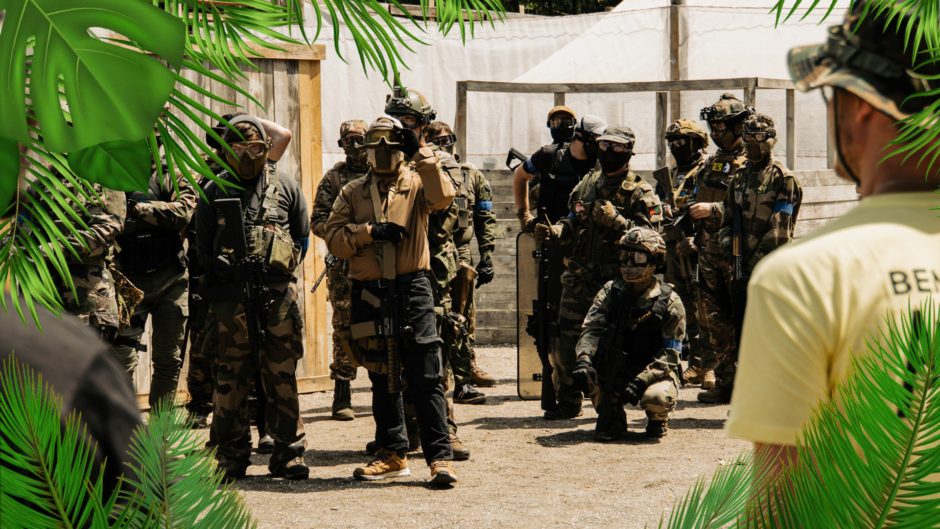 Joueurs d'airsoft debout en pleine partie