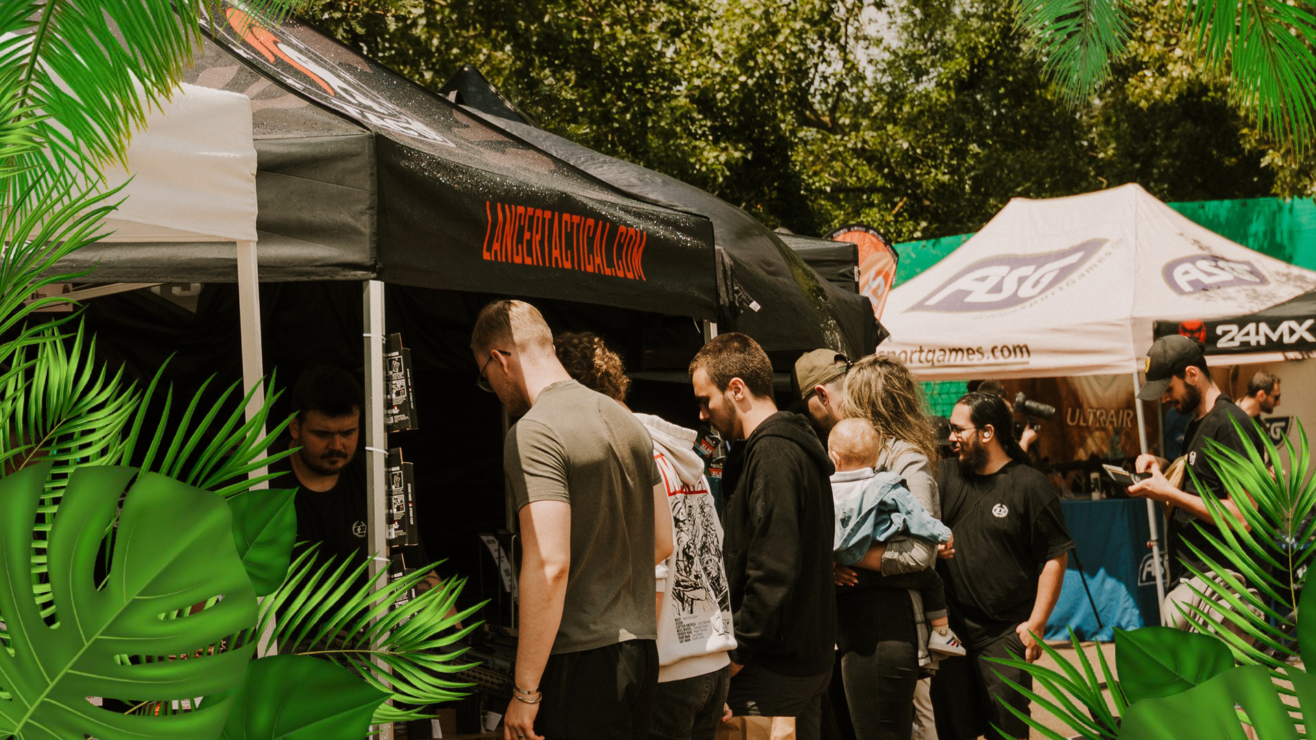 Personnes debout devant un stand