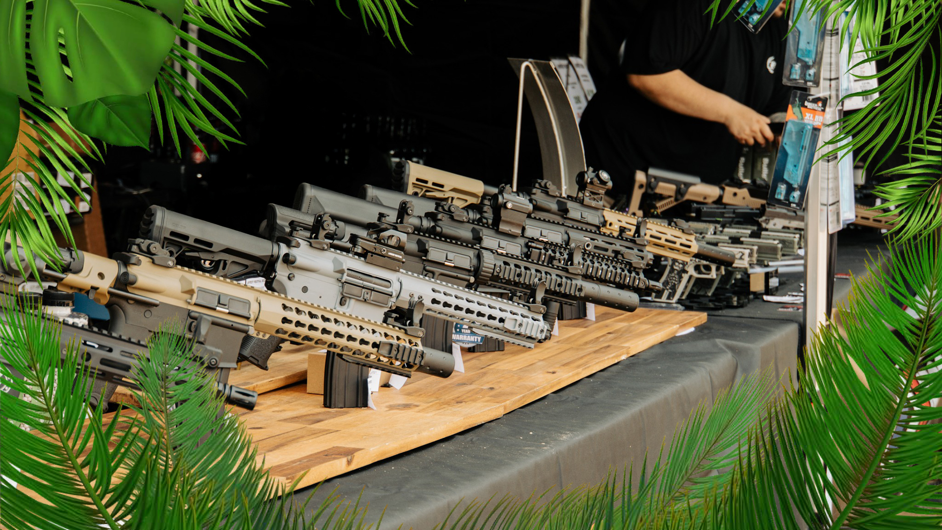 Répliques d'airsoft alignées sur un stand